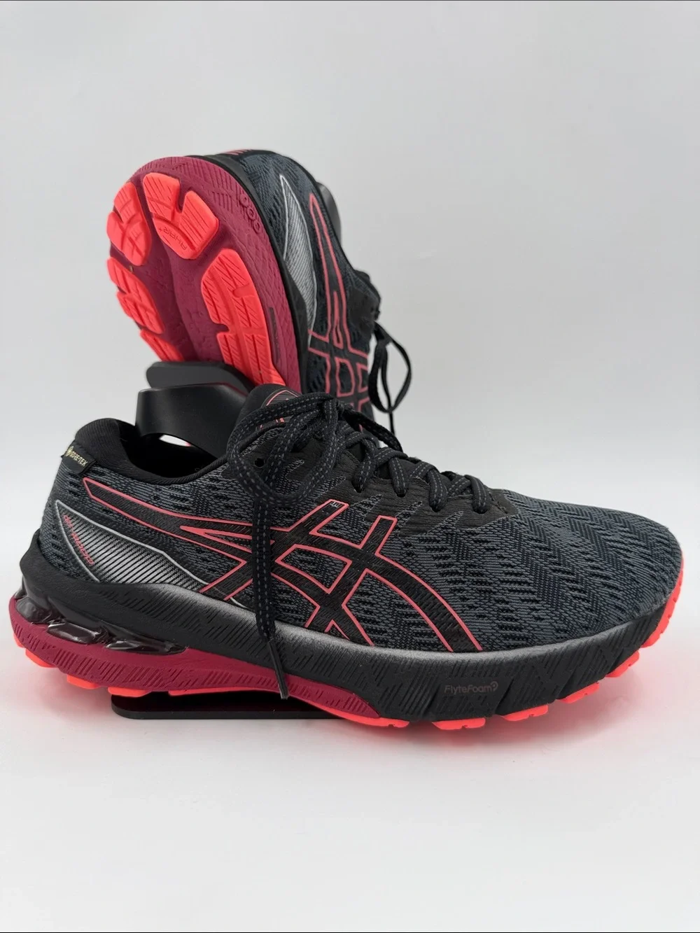 ASICS GT-2000 10 Women's Size 7 Black / Red Gore-Tex Waterproof Running Sneakers